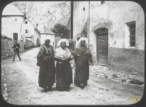 Femmes en tenues traditionnelles (Savoie)
